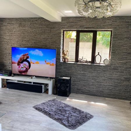 Lovely 1 Bedroom Flat In A 2 Ground Floor House Крайова Екстериор снимка