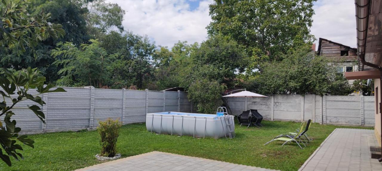 Lovely 1 Bedroom Flat In A 2 Ground Floor House Крайова Екстериор снимка